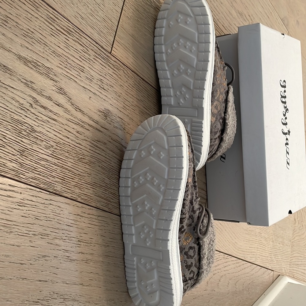 Slippers - Picture 4 of 5
